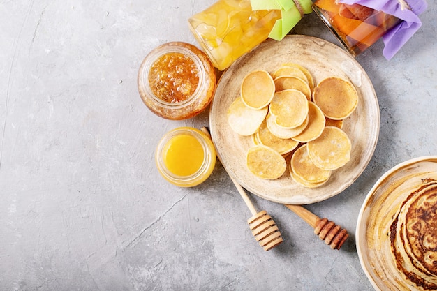 Stapel köstlicher Mini-Pfannkuchen auf Teller