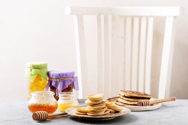 Stapel köstlicher Mini-Pfannkuchen auf Teller