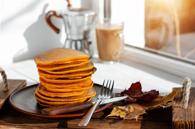 Stapel Kürbispfannkuchen