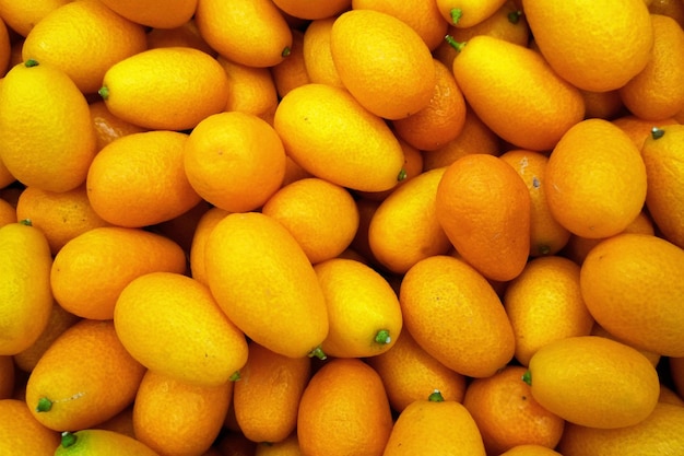 Stapel Kumquats auf einem Marktstand