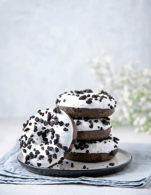 Stapel leckere glasierte Donuts mit Schokolade