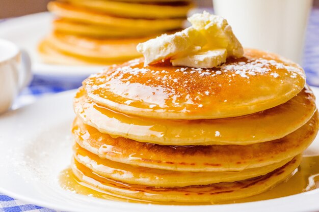 Stapel leckere Pfannkuchen mit Butter