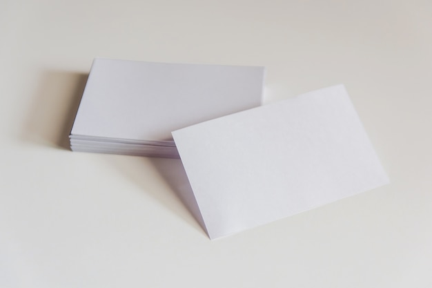 Stapel leere weiße Visitenkarten. Modellgeschäftskarten auf weißem Hintergrund mit Beschneidungspfad