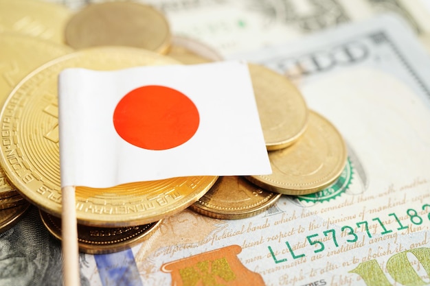 Stapel Münzengeld mit Finanzbankkonzept der japanischen Flagge