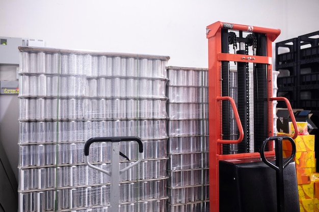 Stapel neuer Aluminiumdosen bei der Herstellung von Kaltgetränken Palette von Metalldosen
