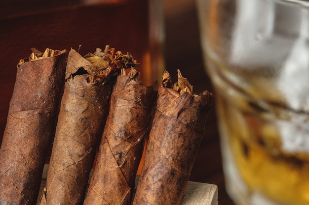 Stapel neuer kubanischer Zigarren schließen oben auf Holztisch