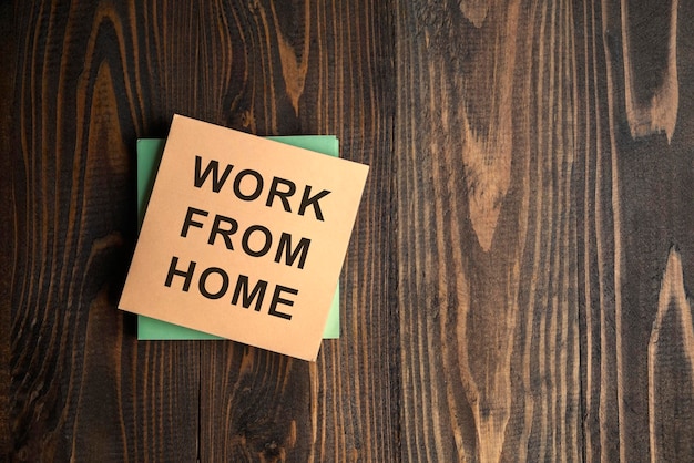 Stapel Notizpapier mit Work From Home-Text