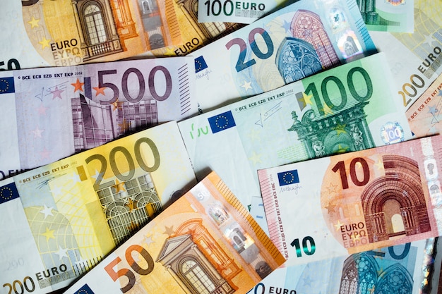 Stapel papier-euro-banknoten als teil des zahlungssystems des vereinigten landes