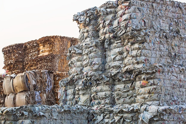 Stapel Papierabfall vor dem Zerkleinern an Wiederverwertungsanlage