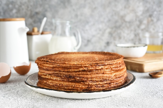 Stapel Pfannkuchen auf dem Frühstücksteller Pfannkuchen am Morgen zum Frühstück.