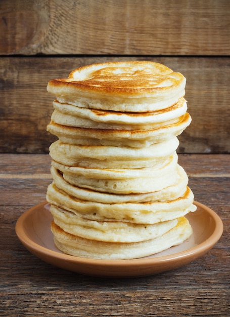 Stapel Pfannkuchen auf einem hölzernen