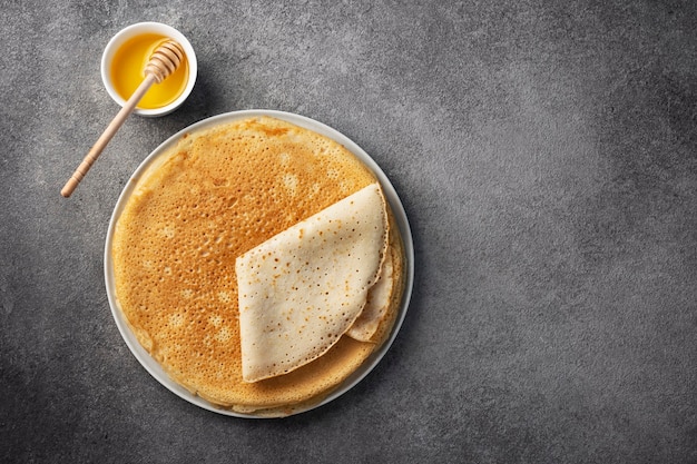 Stapel Pfannkuchen auf einem Teller mit Honig, Maslenitsa