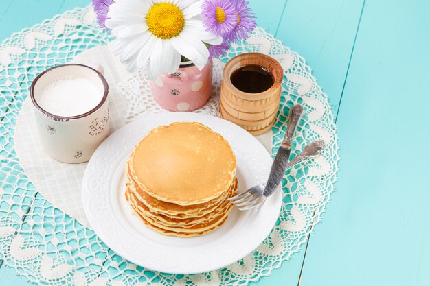 Stapel Pfannkuchen auf hölzernem Hintergrund