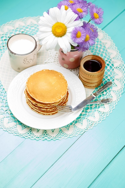 Stapel Pfannkuchen auf hölzernem Hintergrund