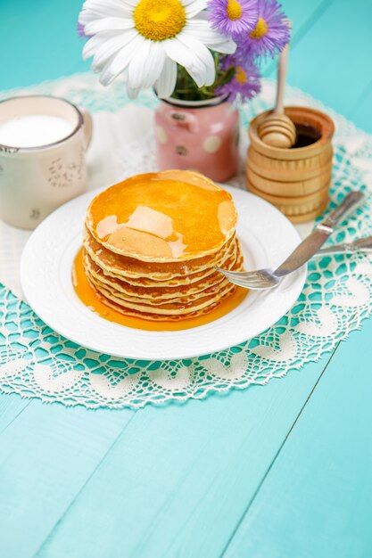 Stapel Pfannkuchen auf hölzernem Hintergrund