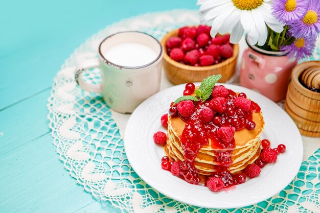 Stapel Pfannkuchen auf hölzernem Hintergrund