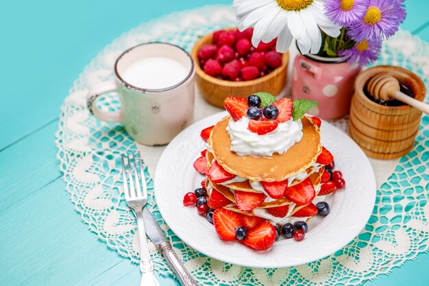 Stapel Pfannkuchen auf hölzernem Hintergrund