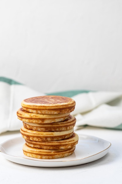 Stapel Pfannkuchen auf Teller Vorderansicht