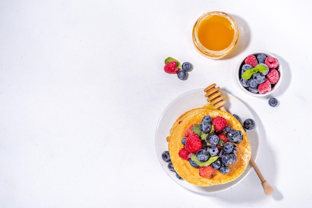 Stapel Pfannkuchen mit Beeren