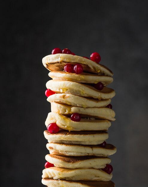 Stapel Pfannkuchen mit Beeren