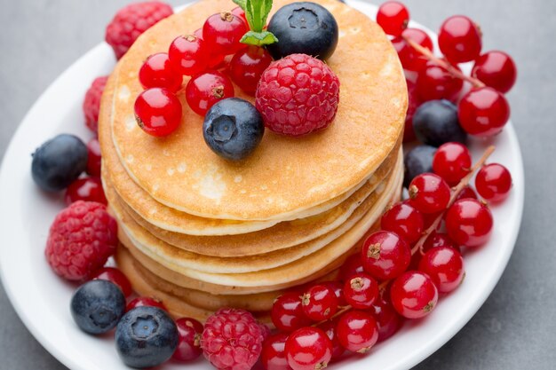 Stapel Pfannkuchen mit Blaubeeren und frischen Beeren.