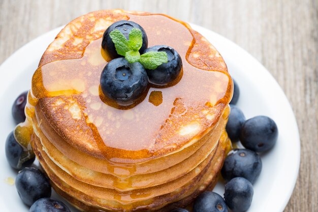 Stapel Pfannkuchen mit Blaubeeren und frischen Beeren.