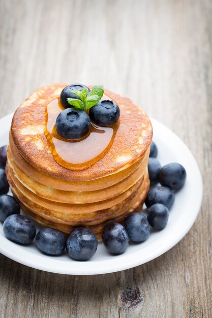 Stapel Pfannkuchen mit Blaubeeren und frischen Beeren.