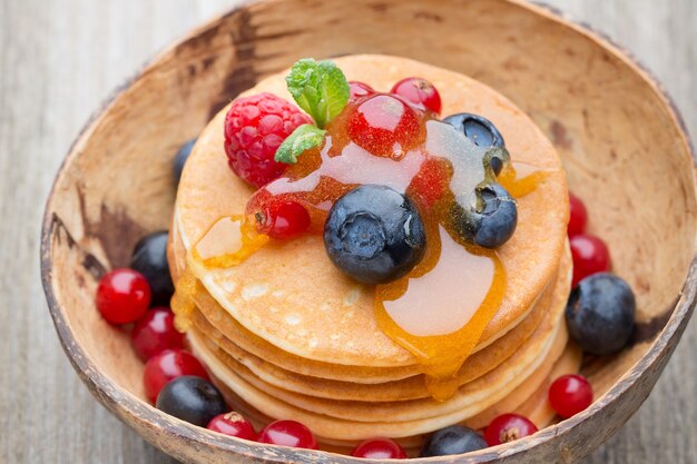 Stapel Pfannkuchen mit Blaubeeren und frischen Beeren.