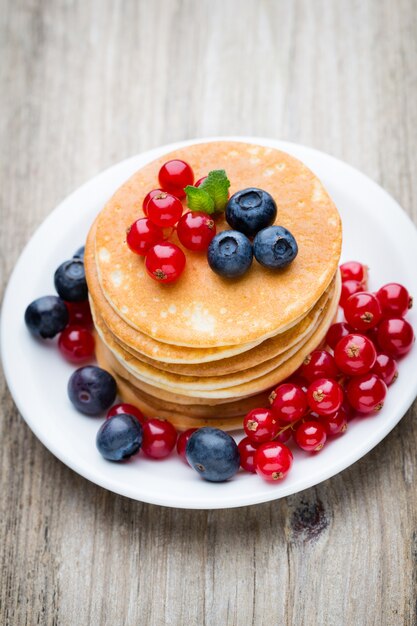 Stapel Pfannkuchen mit Blaubeeren und frischen Beeren.