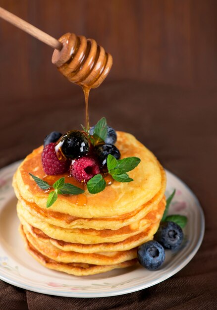 Stapel Pfannkuchen mit frischen Beeren, Nahaufnahme.