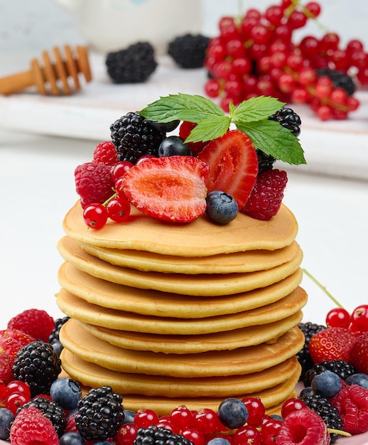 Stapel Pfannkuchen mit frischen Früchten mit Sirup gegossen