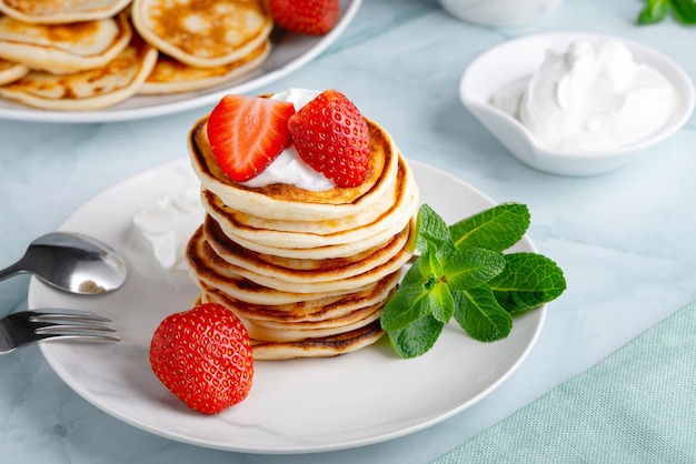 Stapel Pfannkuchen mit frischer Erdbeere