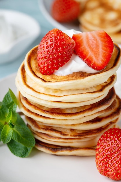 Stapel Pfannkuchen mit frischer Erdbeere