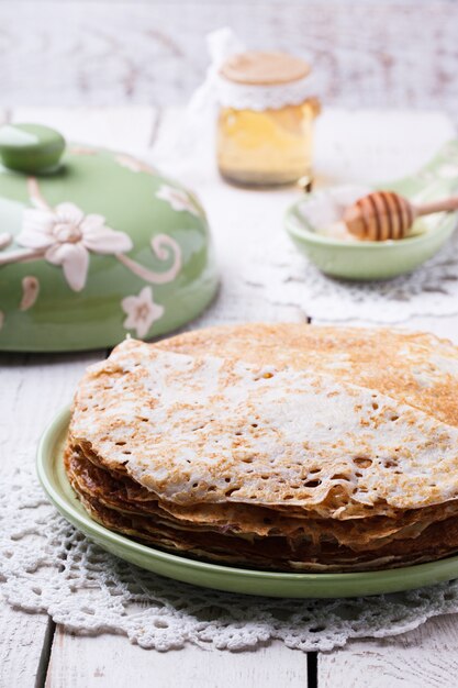 Stapel Pfannkuchen mit Honig und Butter