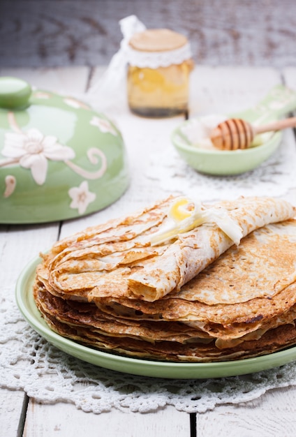 Stapel Pfannkuchen mit Honig