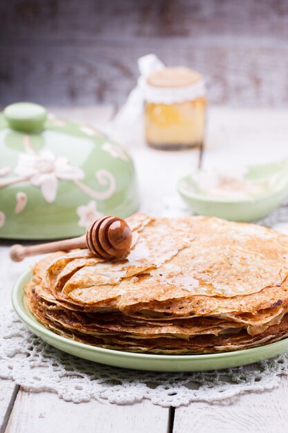 Stapel Pfannkuchen mit Honig