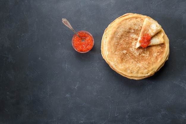 Stapel Pfannkuchen mit rotem Kaviar, Draufsicht