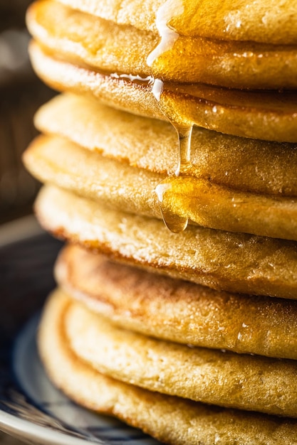 Foto stapel pfannkuchen mit sirup