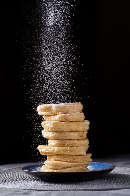 Stapel Pfannkuchen mit Zuckerpulver gepudert