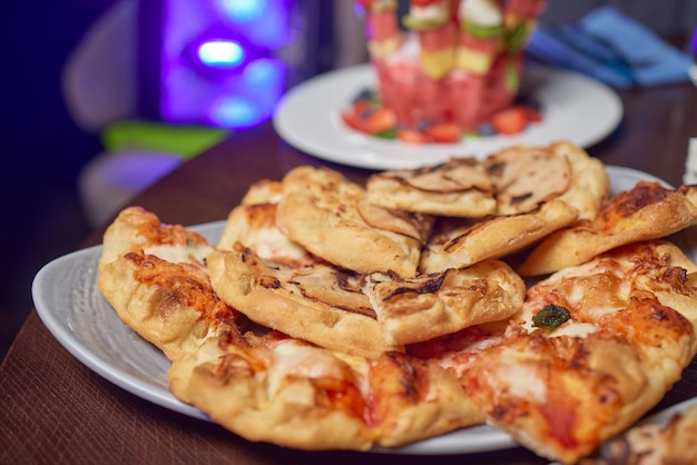 Stapel Pizzastücke am Hotelbuffet