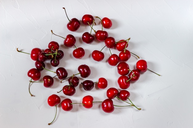 Stapel reife Kirschen auf einem weißen Hintergrund. Sommerbeeren