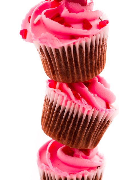 Stapel rosa Cupcakes auf weißem Hintergrund.