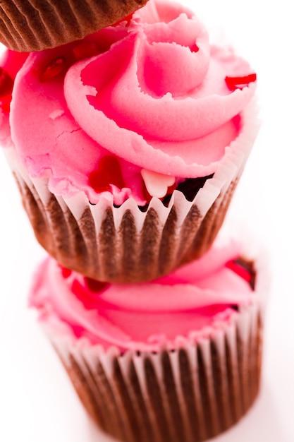 Stapel rosa Cupcakes auf weißem Hintergrund.