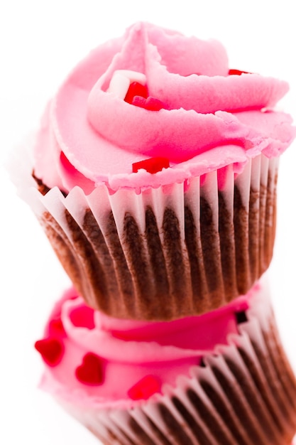Stapel rosa Cupcakes auf weißem Hintergrund.