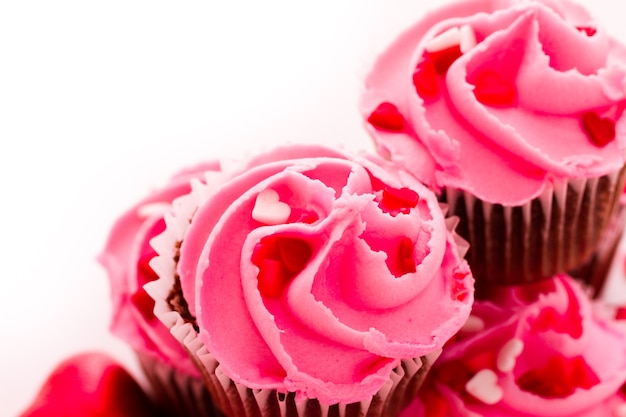 Stapel rosa Cupcakes mit Verlobungsring oben.