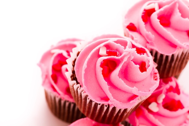 Stapel rosa Cupcakes mit Verlobungsring oben.