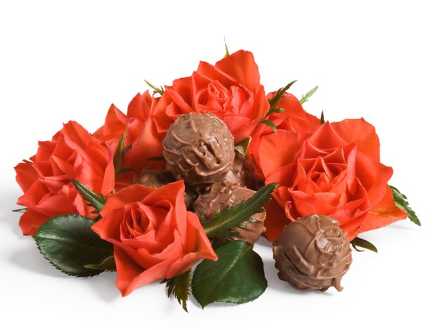 Stapel rote Rosen und Schokoladentrüffel