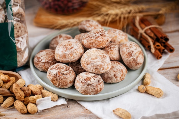 Stapel russischer Lebkuchenplätzchen auf dem hölzernen dekorierten Tisch