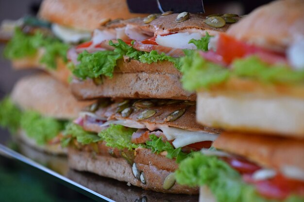 Stapel Sandwiches zum Verkauf im Laden