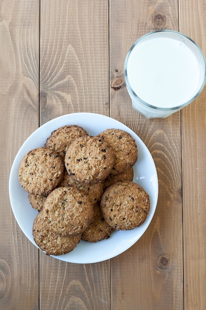 Stapel Schokoladenkeks und Glas Milch